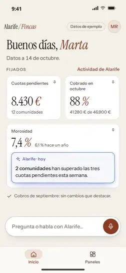 Pantalla de inicio de la aplicación con tres datos fijados: 8.430 € de cuotas pendientes en 12 comunidades, un 88 % cobrado en octubre y una morosidad del 7,4 %, además de un aviso de Alarife sobre dos comunidades.