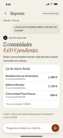 Pantalla de la aplicación. Alarife responde a «¿Qué comunidades deben más de tres cuotas?» con «12 comunidades, 8.430 € pendientes», las tres de mayor deuda y su origen: recibos pendientes del programa de gestión, a 14/10/2026.
